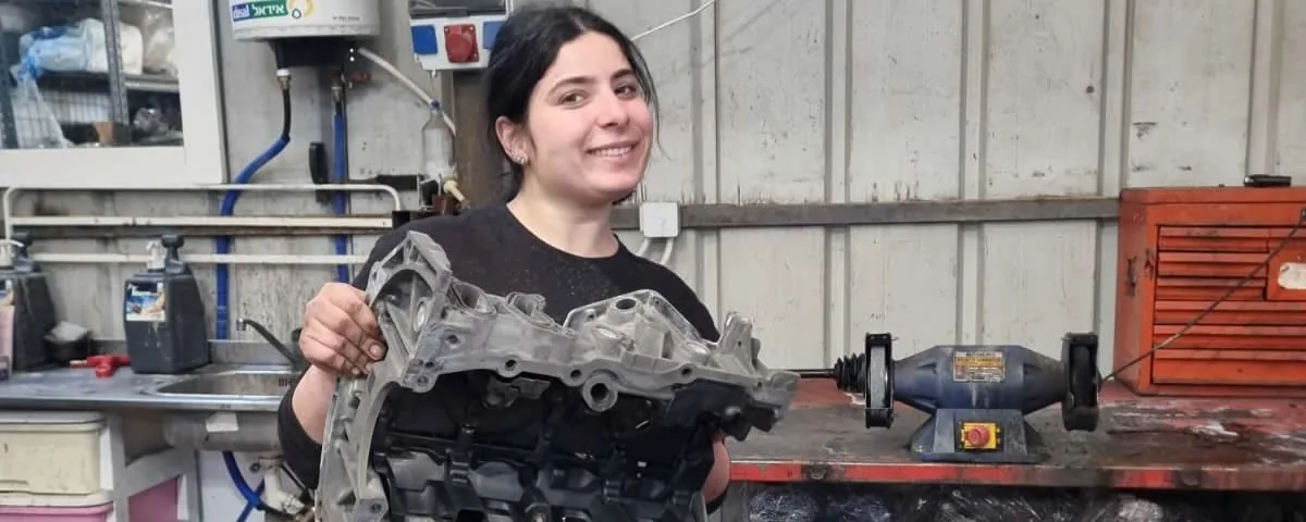 צוות פול גז עם מדי העבודה הממותגים